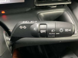 【オートライト】車のセンサーが周囲の明るさを感知し、自動でヘッドライトを点灯・消灯する機能です。この機能は夕暮れ時の交通事故が多い時間帯の安全性を高めてくれます。