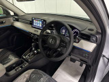 先進デザインと高級感のある運転席周りとなっております♪