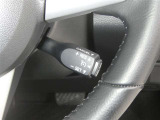 【レーダークルーズコントロール】(全車速追従機能付)付きです。車速に応じて追従支援してくれるので、ロングドライブも快適です。詳細は販売店スタッフまでおたずねください。