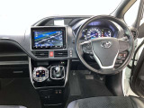 運転席周りのレイアウトをご覧ください。ナビゲーションが綺麗に装着されすっきり収まってますね!