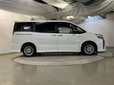 運転席側も電動スライドドアになってます。ショッピングなどでのお買い物時手がふさがっていてもドアに軽く触れるかリモコンで開閉できるので便利です!