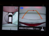 パノラミックビューモニター付きです。車両を上から見たような映像をディスプレイオーディオ画面に表示。運転席からの目視だけでは見にくい、車両周辺の状況をリアルタイムでしっかり確認できます。
