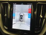 【360&deg;ビューカメラ】4台の高解像度カメラで360度の鳥瞰図を表示。隣の車や壁、死角にある障害物などを画面で確認できるため、狭いスペースでの駐車・出入りも安心です。