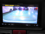 バックカメラの画像です。ガイドラインがスムースな車庫入れをサポートいたします。車庫入れの安心感がアップしますね。