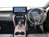 運転席周りのレイアウトをご覧ください。ナビゲーションが綺麗に装着されすっきり収まってますね!