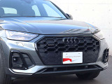 ●一目でAudiとわかる特徴的なシングルフレームグリル・LEDランプ。精悍なフロントマスクからAudiのスマートで上品なブランドを連想させてくれます。女性にも大変ご好評頂いております。