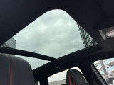 開放感のある大型のガラスルーフ
