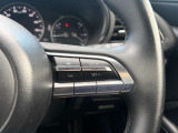 手元でオーディオや電話・オートクルーズの操作が可能。運転に集中できる便利な装備です。 Audio, calls, and cruise control can be operated by hand. Convenient equipment to focus on driving.