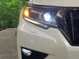 【LEDヘッドライト】悪天候や夜間走行時も良好な視界を確保し安心して運転できる高輝度LEDヘッドライトを装備!点灯速度が早く、消費電力も抑えられています。