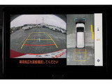 【パノラミックビューモニター】 後退時に車両の後ろ側を表示するだけでなく上から見たような映像で車庫入れなどバックする際に安心です。