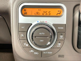 【オートエアコン】一度お好みの温度に設定すれば、車内の温度を検知し風量や温度を自動で調整。暑い&hellip;寒い&hellip;と何度もスイッチ操作をする必要はありません。快適な車内空間には必須の機能ですね♪
