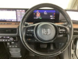 【ハンドル】運転にかかわる様々な操作を安全に行えるように視点移動が少なく操作性に配慮されたスイッチ類が凝縮されたコックピットです。