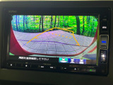【バックカメラ】駐車時に後方がリアルタイム映像で確認できます。大型商業施設や立体駐車場での駐車時や、夜間のバック時に大活躍!運転スキルに関わらず、今や必須となった装備のひとつです!