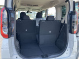 リヤシートはスライドしますので荷室や足元の広さ調整ができます。