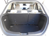 【広々トランクルーム】車体に対してスペースは広めに作ってあります。また、背もたれを倒すとより多くの荷物を乗せることができます。