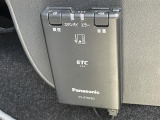 【ETC】有料道路を利用する際に料金所で停止することなく通過できる、ETC車載器(ノンストップ自動料金収受システム機器)が装備されています。セットアップを行うことで利用可能になります。