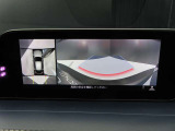 上空から俯瞰した映像で周囲の状況を確認出来る360&deg;ビューモニターです。これで狭い駐車場でも安心ですね。また、隠れたお子様やいつの間にか置かれたカートも確認出来ますね。