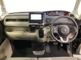 車内は光触媒抗菌消臭施工済です。インパネ周りはスタイリッシュなデザインで機能や装備も充実しています。グローブボックスやカップホルダーのほかにトレーなどたくさんの収納スペースが付いています。