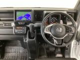 【ハンドル】運転にかかわる様々な操作を安全に行えるように視点移動が少なく操作性に配慮されたスイッチ類が凝縮されたコックピットです。