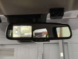 スマートルームミラーは、車両後方に設置されたカメラの映像を、ルームミラーに映し出すことで、死角をなくし、安全性を向上させることができます。また、夜間や雨天時でも、クリアな映像を映し出すことができます。
