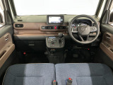 【インパネ】運転のしやすさを最優先に設計された見晴らしの良いフロントビュー。車両間隔が掴みやすく狭い道でも安心♪「安全」と「品質」を最優先に、安心してお乗りいただけるクルマを提供いたします。