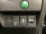 ステアリングスイッチがついていますので、オーディオのチャンネル変更、ボリューム、ジャンル変更が操作可能です。ハンドルから手を離さず安全に操作できます。