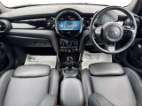 MINIの内装はとにかく『円』に拘ったデザインコンセプトが一目で伝わってきます。これほど円形に拘った車は他に御座いません。伝統のデザイン、トグルスイッチなど遊び心のある内装です。