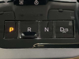 【スイッチ式シフト】レバーの出っ張りがなく、前方の視界がスッキリして運転席まわりのスペースが広がるメリットがあります。また、誤操作を防ぐ安全設計も施されています。