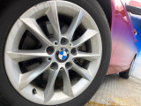 ●純正16インチアルミホイール:輸入車ならではの卓越した走りを支えるホイールと足回りです!日本車の走りに慣れている方にもぜひ体感して頂きたいほど、高いレベルでまとまっています!