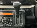 上下の動きだけで簡単に操作できる先進的なデザインの電制シフト。扱いやすく、手に馴染みやすい設計となっています。