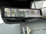 ルームミラーは、車両後方のカメラ映像をミラー面に映し出すので、乗車人数や荷物の量に影響をされずいつでもクリアな後方視界が得られます