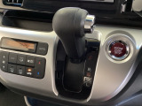 CVT車のセレクトレバーです。低速から高速まで、変速ショックのないスムーズな走りを実現するとともに、エンジン効率のよい領域を維持することで燃費にも貢献します。