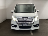 【HID】ディスチャージヘッドライトが装備されています。夜間走行時や雨の日に明るく安全に前方を照らすことが出来ます。対向車からも見えやすいので相手に接近を知らせることも出来ます。