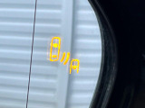 【ブラインドスポットモニター】走行中、ドアミラーの死角になりやすい箇所に後続車が接近するとサイドミラーのレンズに警告を表示!ドライバーに注意喚起をしてくれます。