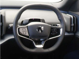 前方車を自動追従するアダプティブクルーズのほか、ステアリング操舵も行う進化型クルーズ『パイロットアシスト』を搭載。車体を車線内へと適正に維持しつつ先行車を忠実に追従します。