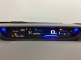 中央にデジタル表示のスピードメーターを配したハイブリット専用メーターになっています。左側のインフォメーション画面で燃費などの情報を確認できます。