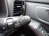 オートライト機能が装備されており暗い場所に入ると車両が検知しライトのON・OFFを自動的に切り替えてくれますので非常に便利な装備です♪