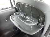 セカンドシート前にはドリンクホルダーも付いていて便利ですね!