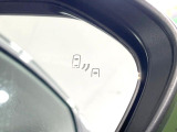 【ブラインドスポットモニター】走行中、ドアミラーの死角になりやすい箇所に後続車が接近するとサイドミラーのレンズに警告を表示!ドライバーに注意喚起をしてくれます。