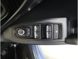 運転席には、ドアミラーの開閉および角度調整、集中ドアロック機能、さらには全ウィンドーの開閉操作を可能にするスイッチが一つに集約。運転中でもスムーズかつ効率的に操作でき、安全性と快適性に役立っています。