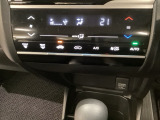 バックでの車庫入れも安心です! リアカメラが付いているバックモニター付のディスプレイオーディオを装備しております。操作線もついており距離感も画面から確認できます。
