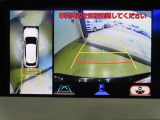 バックガイドモニターは、ハンドルを回すとガイド線が動きます。