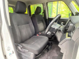 運転席まわりには十分なスペースがあり、大柄な方でもゆったり運転していただける環境です。
