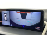 パノラミックビューモニターシステムが付いているので車の上から見た映像が確認できますよ。 一目で車両周辺の情報を確認できますが、直接安全をご確認下さい。