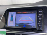 後方の見える安心をお届けするバックガイドモニター付:バックするときのアシストラインもあって楽々バック!車庫入れや縦列駐車をサポートし、苦手な駐車も安心です!今やもう手放せない装備ですネ♪