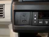 USBポートも装備されています、スマートフォンの充電やオーディオに連携も可能です、今や欠かせない装備の一つです!