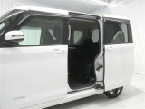 【両側パワースライドドア】両側パワースライドドア付きだから、狭い駐車スペースなどでの 乗り降りラクラク!小さなお子さまのいるご家庭には嬉しい装備。