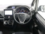運転席です!大画面のカーナビ付きですよ♪