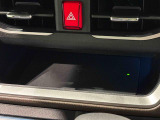 手の届くところにスマートフォンが置けるインパネセンタートレイ。置き型充電器も装備してあります