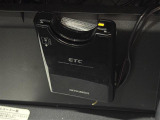 【ETC】装着されています。有料道路の乗り降り時に停車することなくスマートに乗り入れが可能になったり、割引を受けることができる嬉しい装備です。